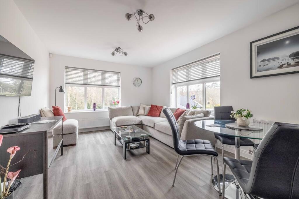 Stylish Home @ Virginia Water Lake & Free Parking Englefield Green Dış mekan fotoğraf