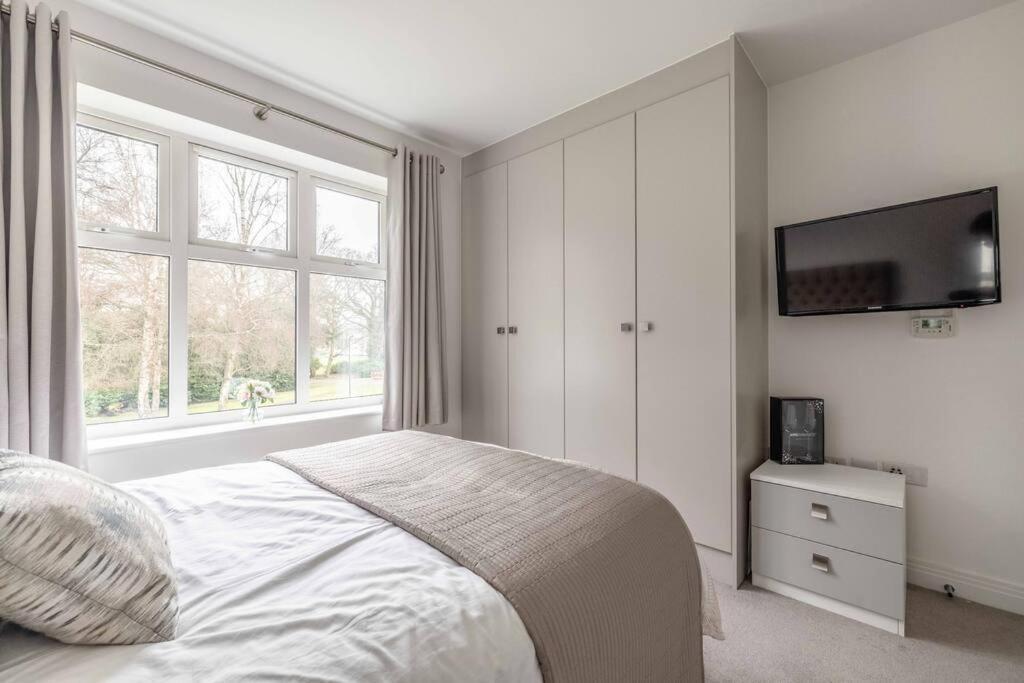 Stylish Home @ Virginia Water Lake & Free Parking Englefield Green Dış mekan fotoğraf